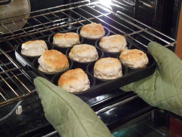 Seasoned Biscuit Pan - 9 Impressions