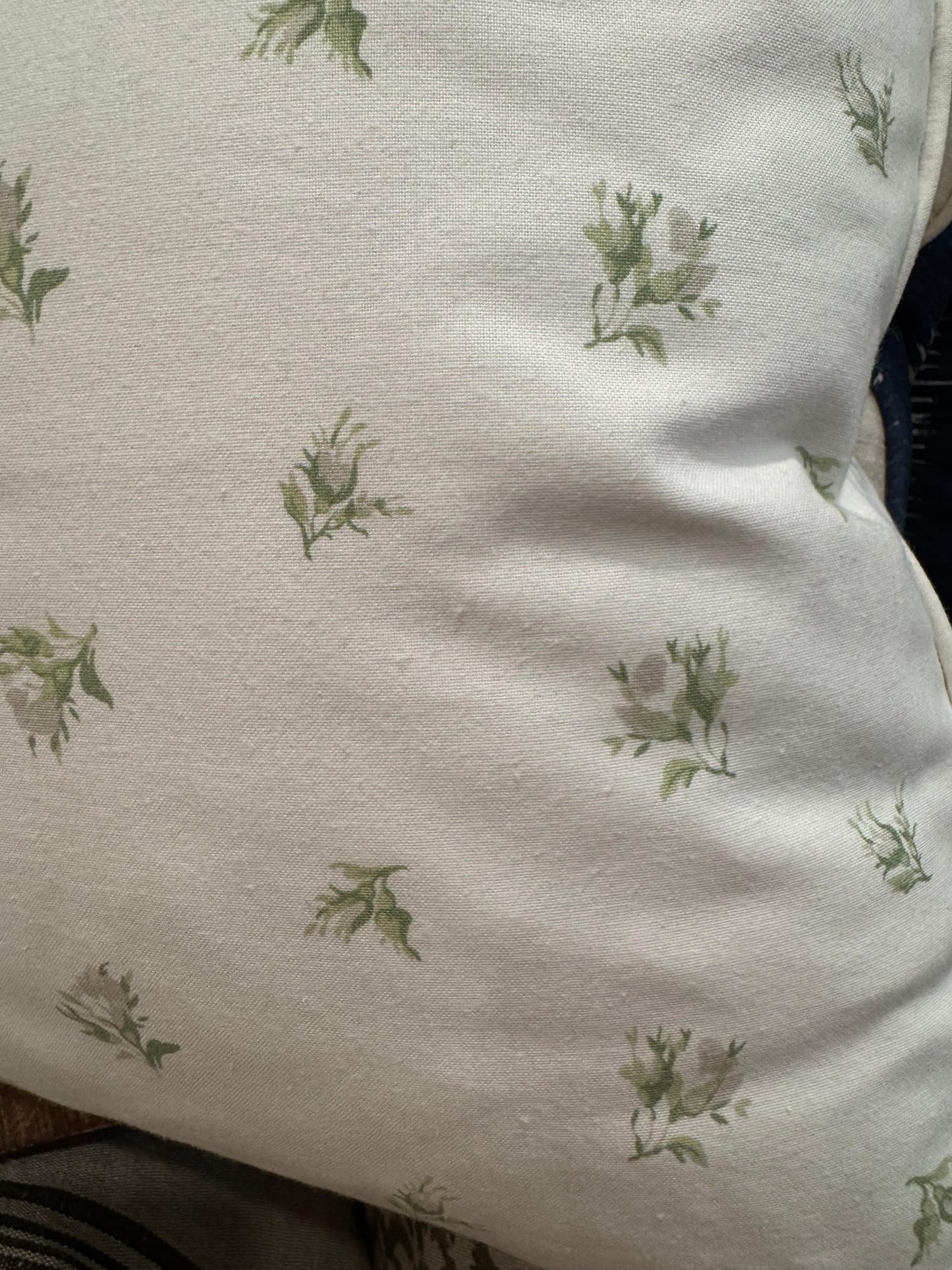 PILLOW White Petals 22"